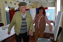 V Karlových Varech přišli do volebních místností jako první většinou senioři