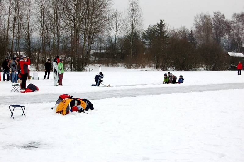 Rychlobruslařské závody na Knížecím rybníku ve Velké Hleďsebi na Mariánskolázeňsku