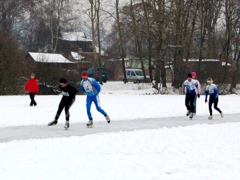 Rychlobruslařské závody na Knížecím rybníku ve Velké Hleďsebi na Mariánskolázeňsku