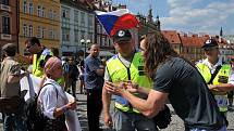 Antikonfliktní tým policie akci na chebském náměstí zklidnil.