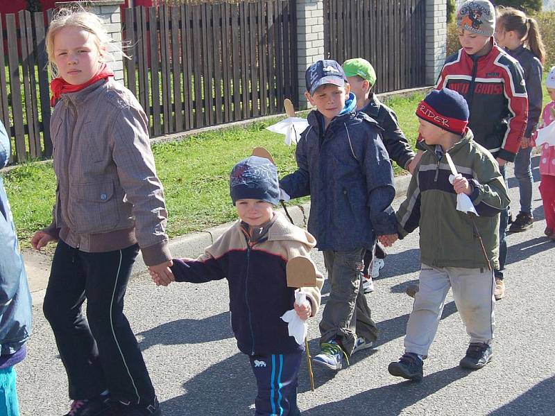 DRMOULSKÉ DĚTI vyhnaly zimu a smrtky, které vyrobily, skončily bez milosti ve vodě. Zpátky do školy si žáčci přinesli jaro.  