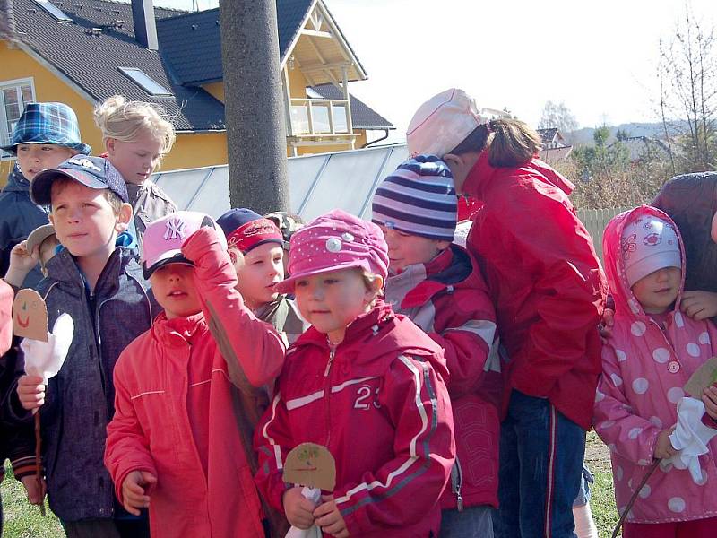 DRMOULSKÉ DĚTI vyhnaly zimu a smrtky, které vyrobily, skončily bez milosti ve vodě. Zpátky do školy si žáčci přinesli jaro.  