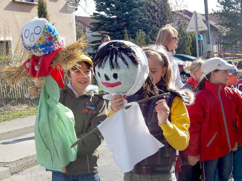 DRMOULSKÉ DĚTI vyhnaly zimu a smrtky, které vyrobily, skončily bez milosti ve vodě. Zpátky do školy si žáčci přinesli jaro.  