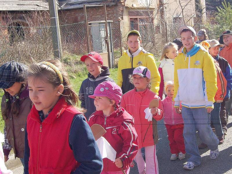 DRMOULSKÉ DĚTI vyhnaly zimu a smrtky, které vyrobily, skončily bez milosti ve vodě. Zpátky do školy si žáčci přinesli jaro.  