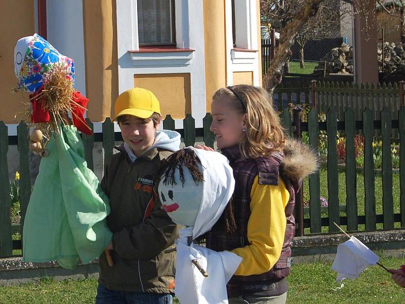 DRMOULSKÉ DĚTI vyhnaly zimu a smrtky, které vyrobily, skončily bez milosti ve vodě. Zpátky do školy si žáčci přinesli jaro.  