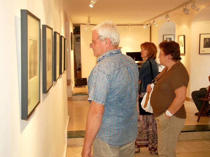 FOTOGRAF Robert Vano nestačil v chebské Galerii 4 rozdávat podpisy návštěvníkům. 