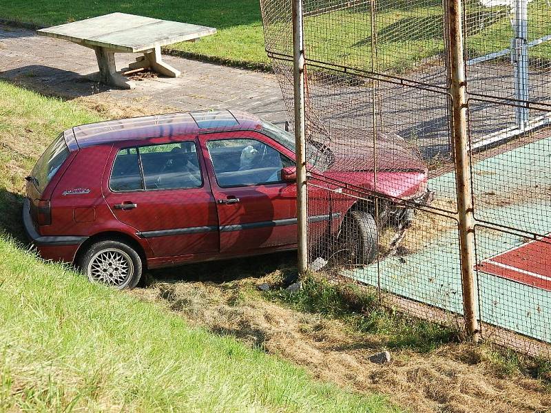 Zdevastovaný plot a rozbité školní hřiště. Tak dopadla divoká jízda dvacetiletého řidiče v Chebu.