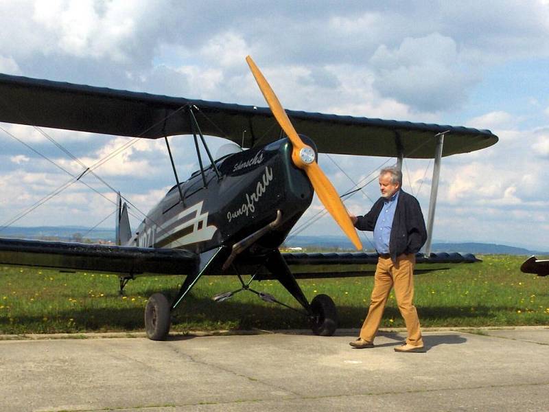 NĚMECKÝ PILOT GERALD HASELMANN (na snímku)  vítá snadnější cestování po Schengenu. Podle jeho slov bude do Chebu jezdit  častěji. 