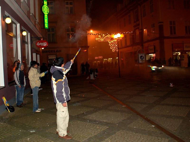 Silvestr na Náměstí Krále Jiřího z Poděbrad. Ze zákazu používání pyrotechniky si nikdo nic nedělal