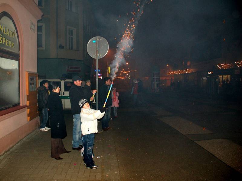 Silvestr na Náměstí Krále Jiřího z Poděbrad. Ze zákazu používání pyrotechniky si nikdo nic nedělal