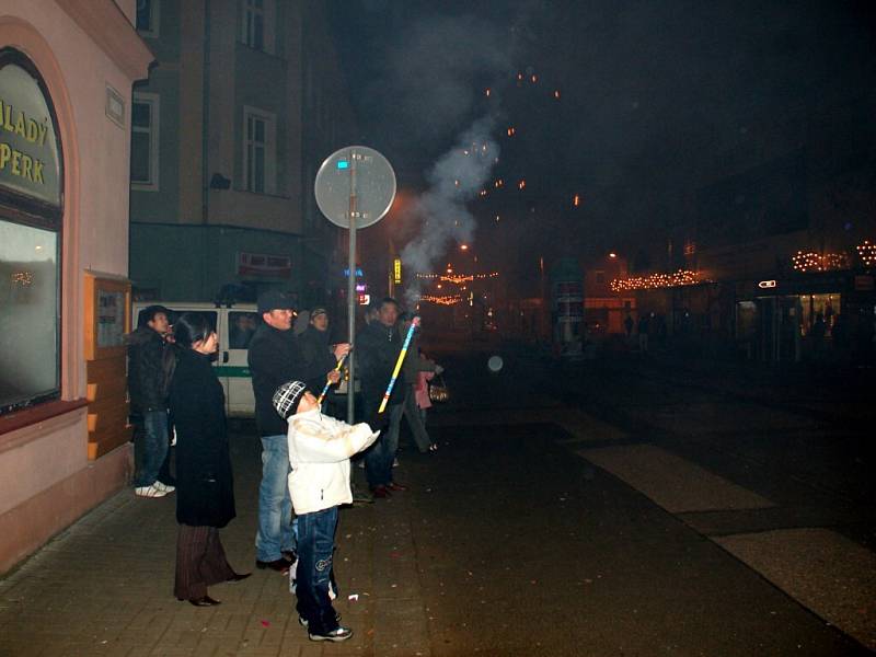 Silvestr na Náměstí Krále Jiřího z Poděbrad. Ze zákazu používání pyrotechniky si nikdo nic nedělal