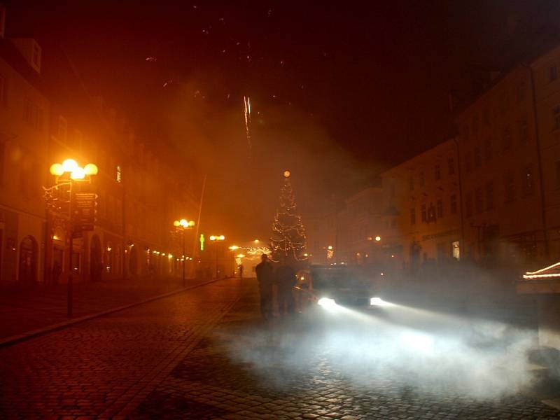 Silvestr na Náměstí Krále Jiřího z Poděbrad. Ze zákazu používání pyrotechniky si nikdo nic nedělal