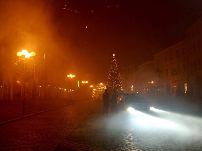 Silvestr na Náměstí Krále Jiřího z Poděbrad. Ze zákazu používání pyrotechniky si nikdo nic nedělal