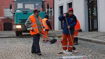 Pracovníci Chetesu uklízeli nepořádek po Silvestru hned ráno na Nový rok