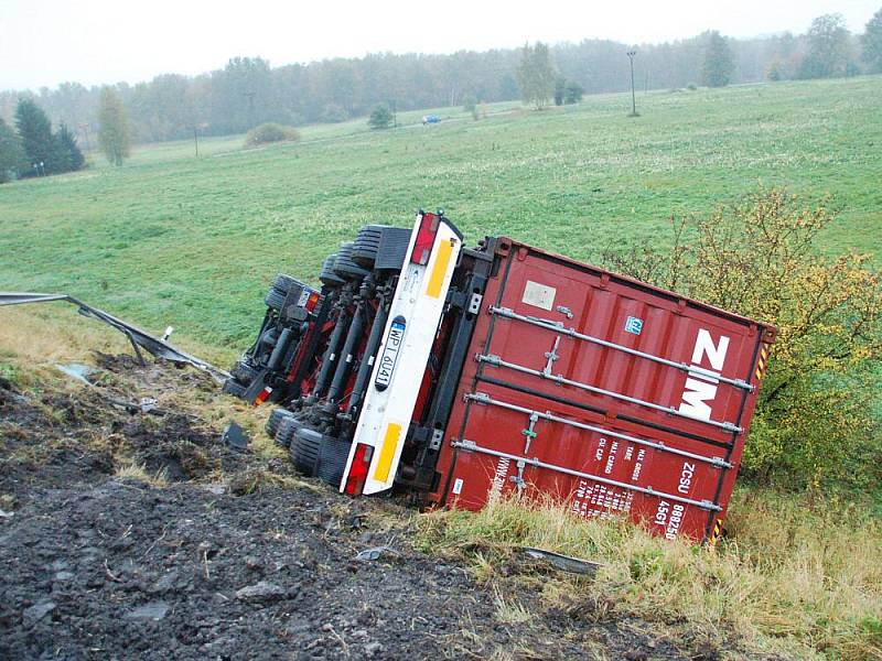 Další smrtelná nehoda ochromila provoz na silnici mezi Chebem a Františkovými Lázněmi. Řidič osobního vozu neměl šanci. 
