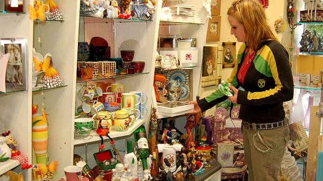 Irena Kupcová z jedné chebské prodejny dárkových předmětů si stěžuje na chování německých zákazníků