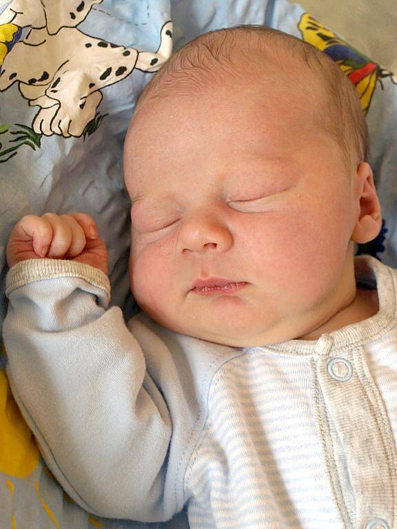 MICHAL KAPIC se narodil ve středu 10. srpna ve 20.45 hodin. Při narození vážil 3820 gramů a měřil 53 centimetrů. Doma v Hazlově se z malého Michálka raduje maminka Andrea spolu s tatínkem Michalem.
