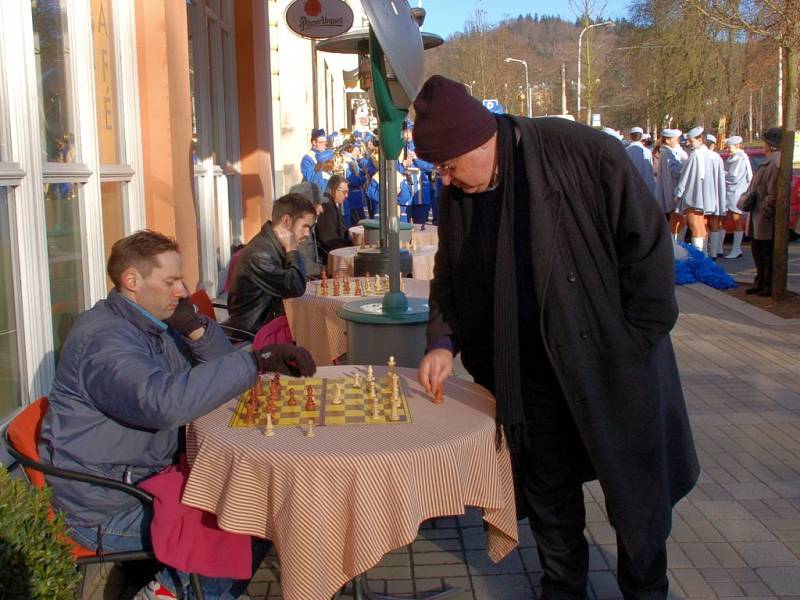 Šachový velmistr Marek Vokáč při simultánce v Mariánských Lázních
