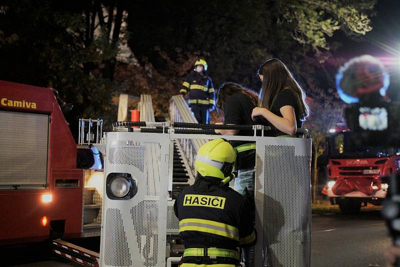 Poplach, evakuace, a zásah čtyř jednotek. Tak to vypadalo v pondělí večer 18. října na Integrované střední škole v Chebu, kde si Domov mládeže vyzkoušel cvičný požární poplach.