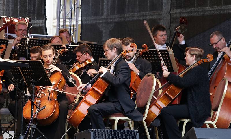 Západočeský symfonický orchestr oslavil narozeniny galakoncertem na kolonádě