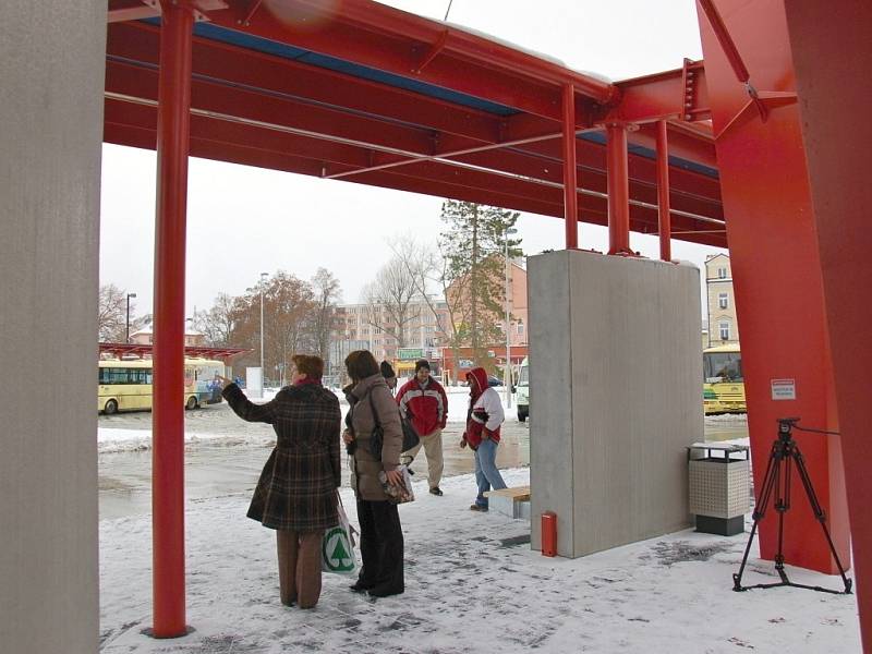 CESTUJÍCÍ NEJEN Z CHEBU si nemohou nový terminál vynachválit. Včera využili hned několika autobusových spojů. 