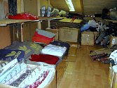 Nelegální zboží, které celníci objevili ve stánku se skrytě obsluhovaným úkrytem v tržnici Svatý Kříž u Chebu