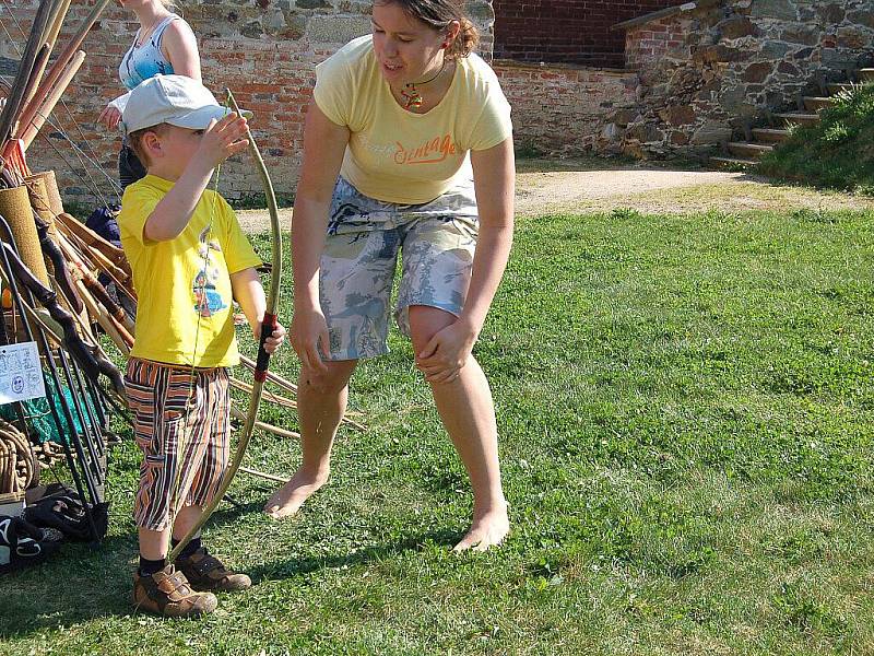 V pořadí již osmý ročník velikonoční akce s názvem Hod beránka se uskutečnil o víkendu v areálu Chebského hradu.