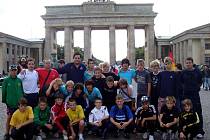 ÚČASTNÍCI fotbalového kempu při návštěvě Berlína
