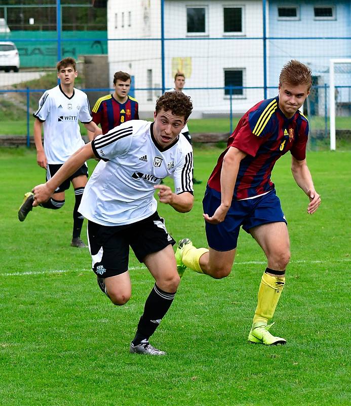 Jedenáct branek obdržel novorolský FK v rámci derby na půdě nejdeckého FK (v bílém), čímž si připsal na účet pátou podzimní porážku.