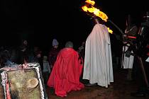 Také v největší vesnici na Ašsku Mokřinách si malí i velcí zařádili při tradičním lampionovém průvodu. Stovky účastníků mohly obdivovat rovněž například zbrojnoše v dobových kostýmech. 