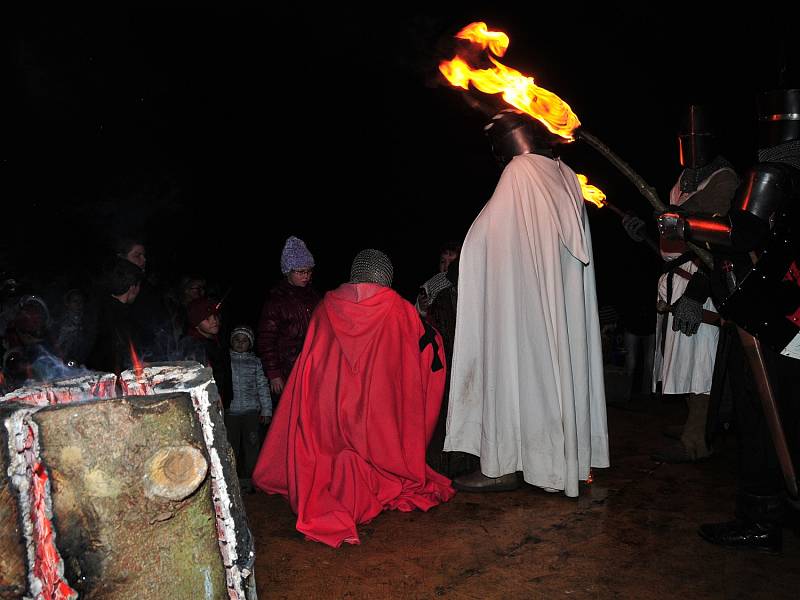 Také v největší vesnici na Ašsku Mokřinách si malí i velcí zařádili při tradičním lampionovém průvodu. Stovky účastníků mohly obdivovat rovněž například zbrojnoše v dobových kostýmech. 