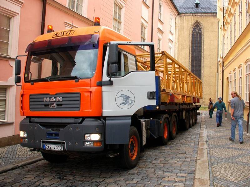 Příjezd jeřábu na Kostelní náměstí v Chebu a jeho montáž