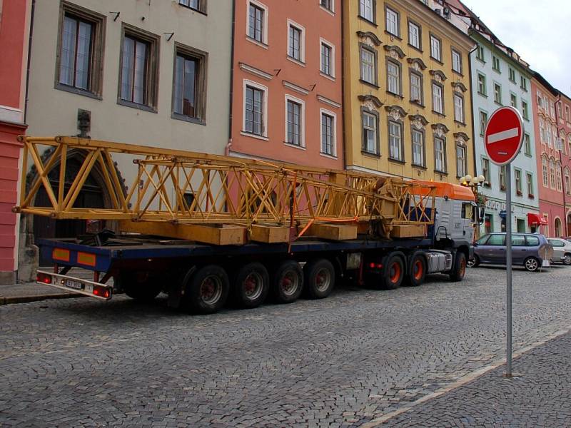 Příjezd jeřábu na Kostelní náměstí v Chebu a jeho montáž