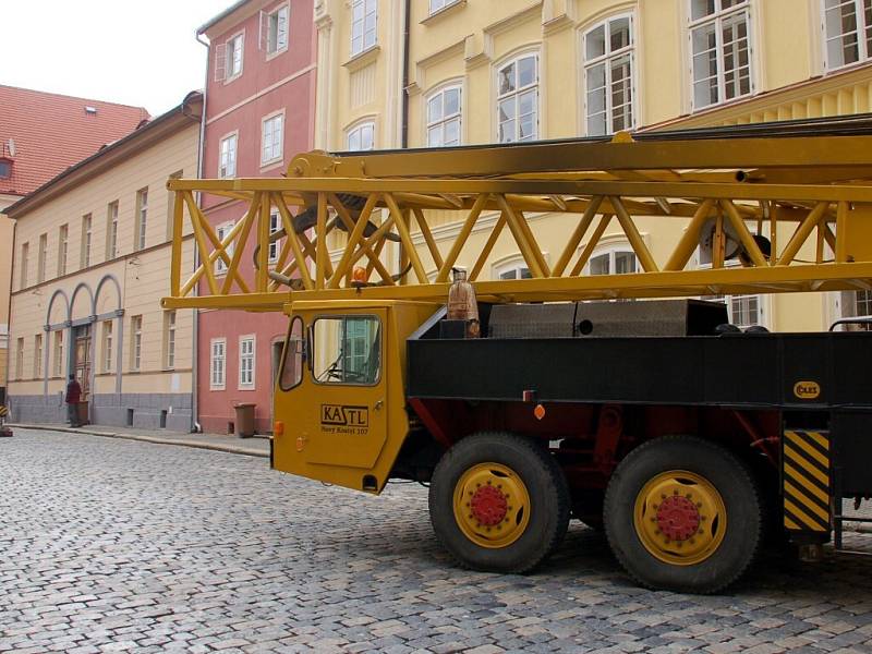 Příjezd jeřábu na Kostelní náměstí v Chebu a jeho montáž