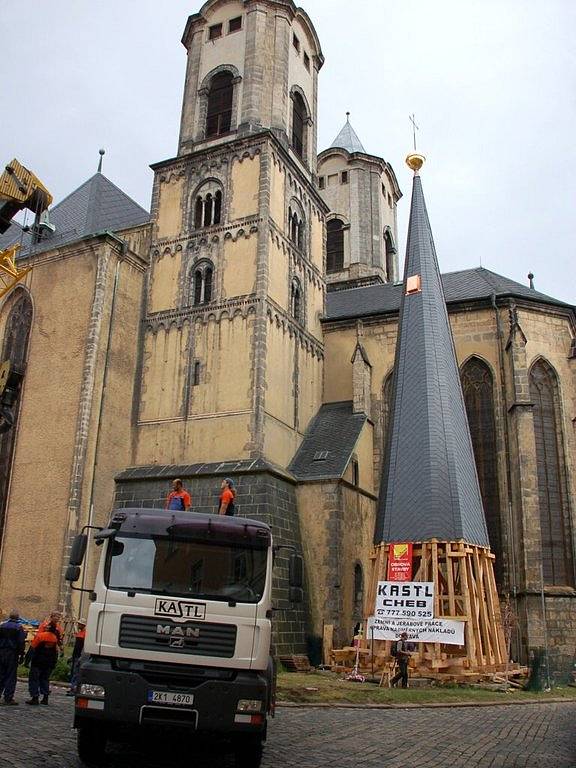 Příjezd jeřábu na Kostelní náměstí v Chebu a jeho montáž