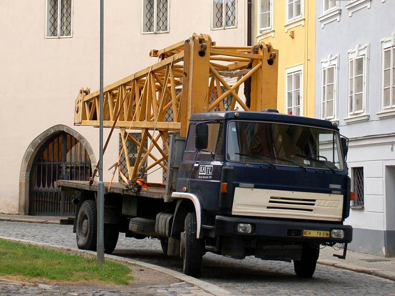 Příjezd jeřábu na Kostelní náměstí v Chebu a jeho montáž