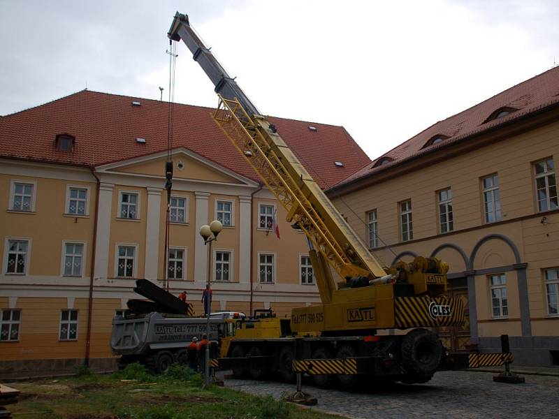 Příjezd jeřábu na Kostelní náměstí v Chebu a jeho montáž