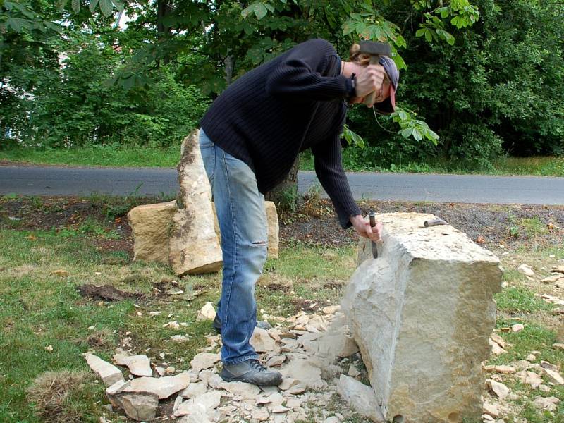 Mladí sochaři při práci na dalších postavičkách v pohádkovém lese na vrchu Krakonoš u Mariánských Lázní