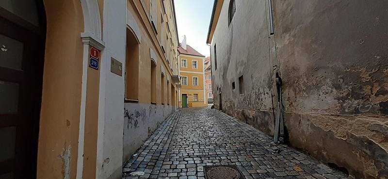 Centrum Chebu je mimořádně dobře zachované, včetně půdorysu, náměstí a zbytků hradeb, a je tedy právem městskou památkovou rezervací.