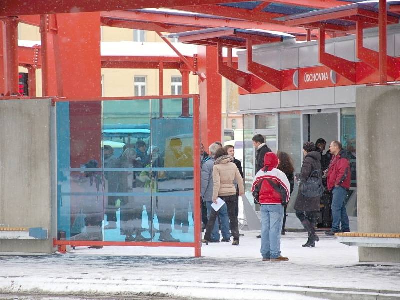 CESTUJÍCÍ NEJEN Z CHEBU si nemohou nový terminál vynachválit. Včera využili hned několika autobusových spojů. 