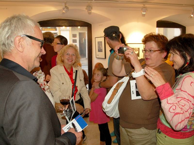 FOTOGRAF Robert Vano nestačil v chebské Galerii 4 rozdávat podpisy návštěvníkům. 