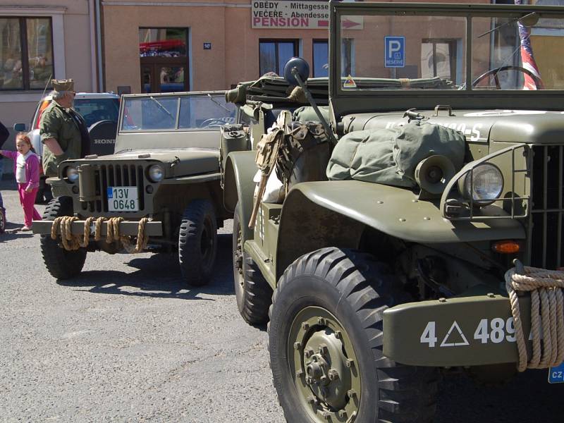 OSLAVY OSVOBOZENÍ. V rámci oslav 71. výročí osvobození přijel do Teplé a pak do dalších míst military convoy.