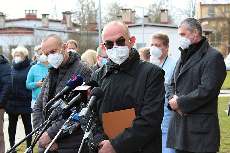 Ministr zdravotnictví Jan Blatný navštívil město Cheb. Jednal tu s lékaři o těžké situaci. Přítomní tu byli i lidé s transparenty.