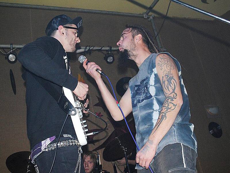 Divoká hudba, její protagonisté a příznivci, tak vypadalo ašské Klubíčko, když se tu odehrál koncert metalové hudby.