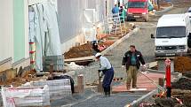 Krátké ohlednutí za výstavbou nového obchodního centra Dragoun v Chebu - chodník pod nemocnicí
