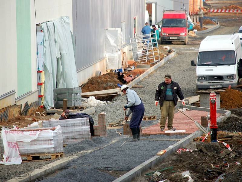 Krátké ohlednutí za výstavbou nového obchodního centra Dragoun v Chebu - chodník pod nemocnicí
