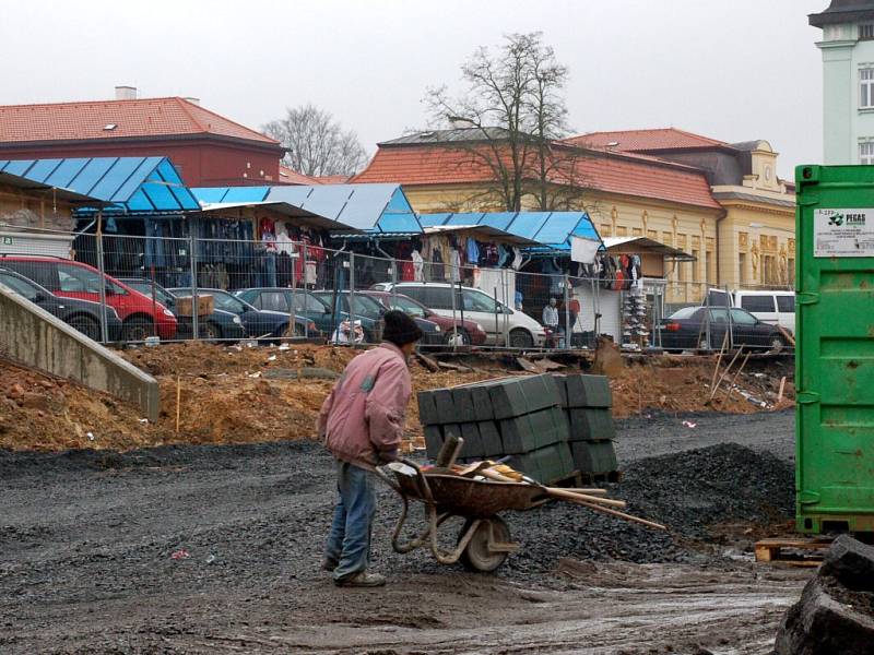 Krátké ohlednutí za výstavbou nového obchodního centra Dragoun v Chebu - začátek stavebních prací