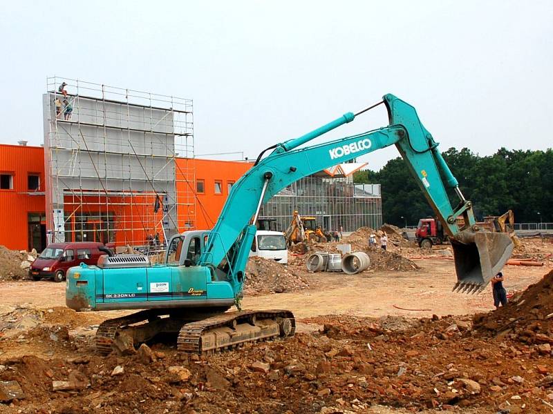 Krátké ohlednutí za výstavbou nového obchodního centra Dragoun v Chebu - dokončování OBI