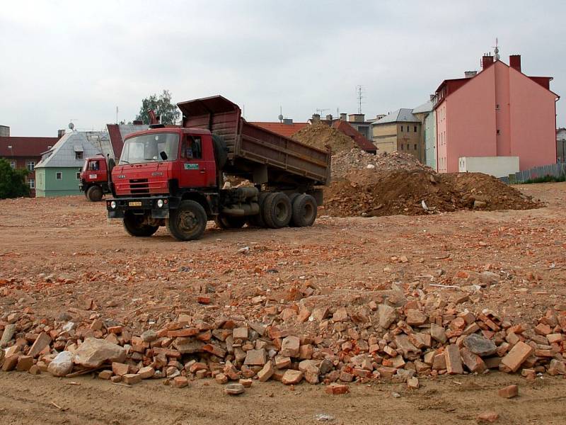 Krátké ohlednutí za výstavbou nového obchodního centra Dragoun v Chebu - zde ještě vzniknou další parkovací místa