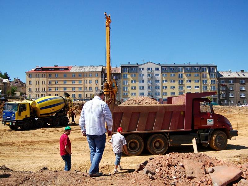Krátké ohlednutí za výstavbou nového obchodního centra Dragoun v Chebu - budování Intersparu